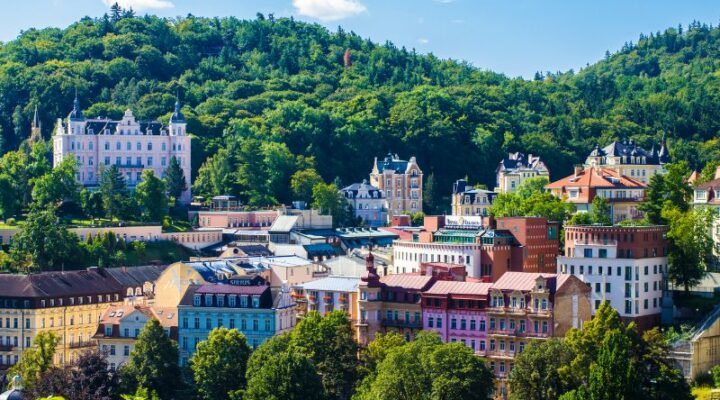 A panoramic picture of Karlovy Vary with the castle and houses